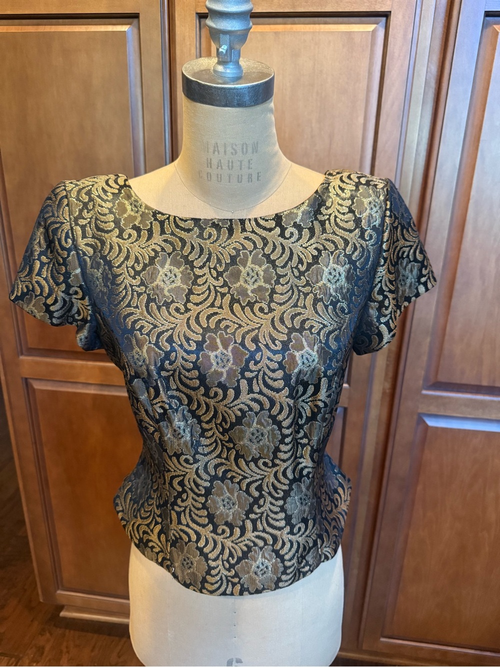 J.R. Nites Women's Black and Gold Brocade Short-Sleeve Top, size 6